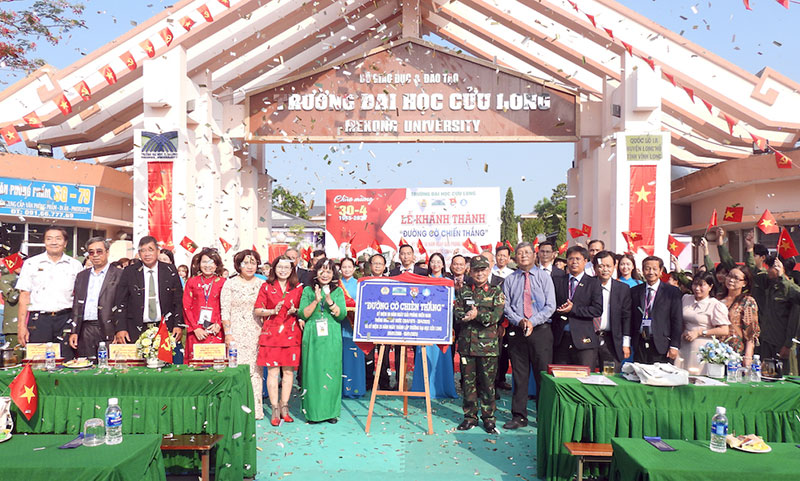 Trường Đại học Cửu Long khánh thành “Đường cờ chiến thắng” -1