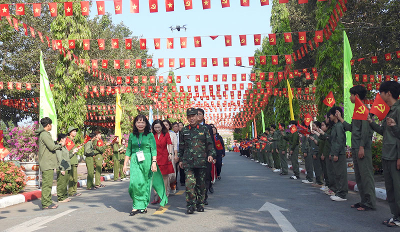 Trường Đại học Cửu Long khánh thành “Đường cờ chiến thắng” -0