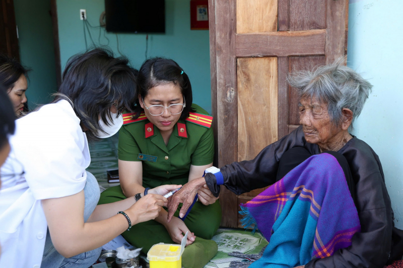        Công an tỉnh Ninh Thuận thu nhận ADN 12 thân nhân liệt sĩ chưa xác định danh tính -0