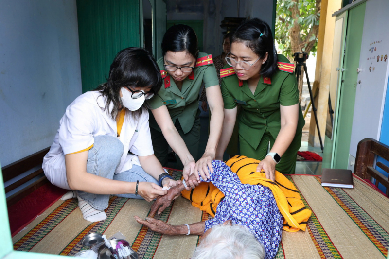        Công an tỉnh Ninh Thuận thu nhận ADN 12 thân nhân liệt sĩ chưa xác định danh tính -0