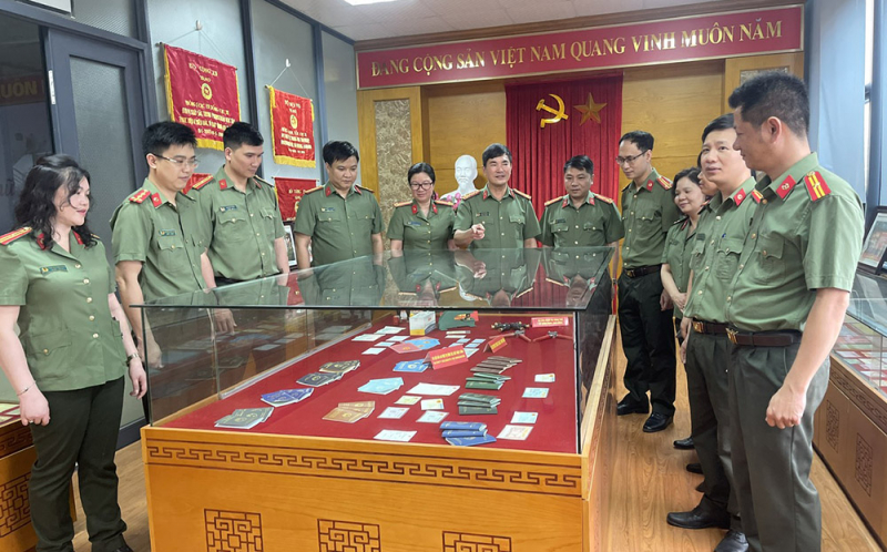 z6524790709735_61a72994691d9febe27037a63b29dc1c.jpg -0