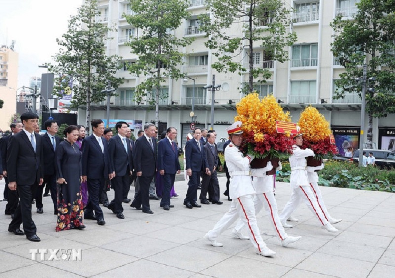 Lãnh đạo Đảng, Nhà nước dâng hương tưởng nhớ Chủ tịch Hồ Chí Minh và Chủ tịch Tôn Đức Thắng -0