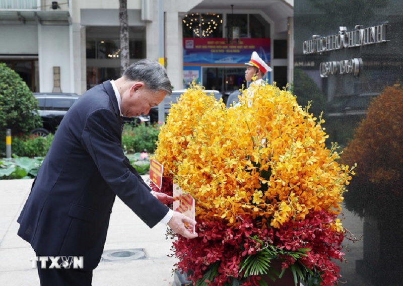 Lãnh đạo Đảng, Nhà nước dâng hương tưởng nhớ Chủ tịch Hồ Chí Minh và Chủ tịch Tôn Đức Thắng -0