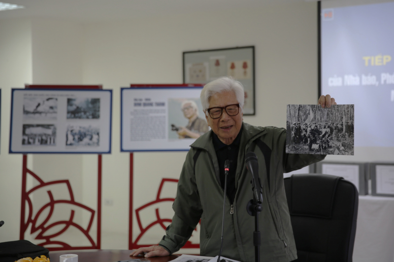 Tiếp nhận loạt tác phẩm nhiếp ảnh quý về ngày 30/4 của các nhà báo chiến trường -1