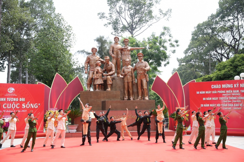 Khánh thành Tượng đài CAND “Vì bình yên cuộc sống” ở TP Hồ Chí Minh -0