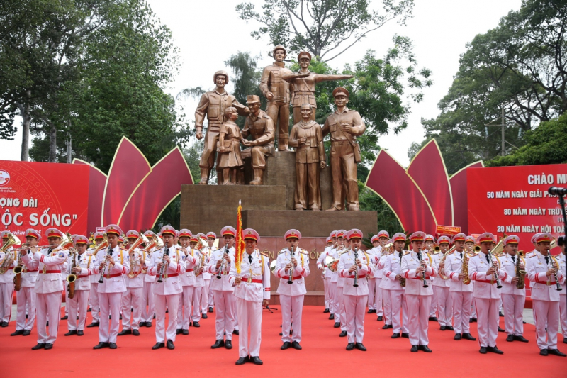 Khánh thành Tượng đài CAND “Vì bình yên cuộc sống” ở TP Hồ Chí Minh -1