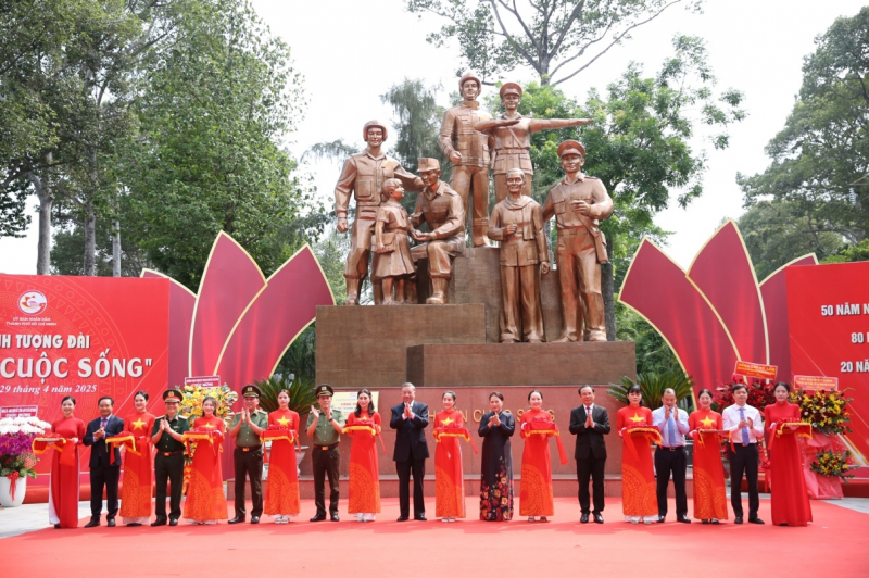 Khánh thành Tượng đài CAND “Vì bình yên cuộc sống” ở TP Hồ Chí Minh -1