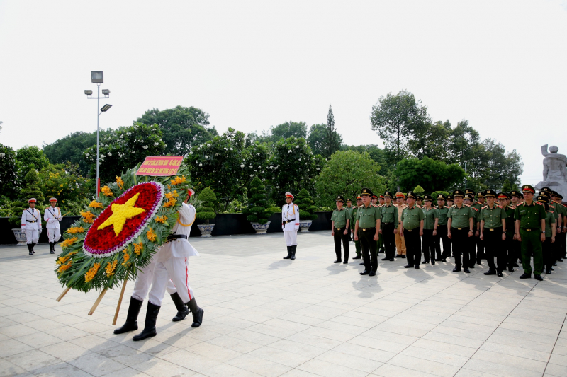 Đoàn Đảng ủy Công an Trung ương dâng hương, dâng hoa tưởng niệm Chủ tịch Hồ Chí Minh -0