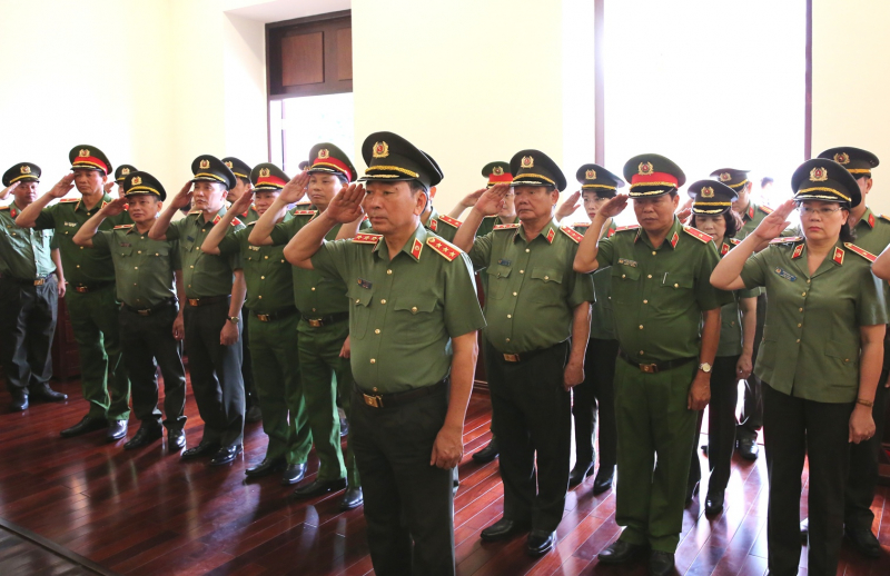 Đoàn Đảng ủy Công an Trung ương dâng hương, dâng hoa tưởng niệm Chủ tịch Hồ Chí Minh -0