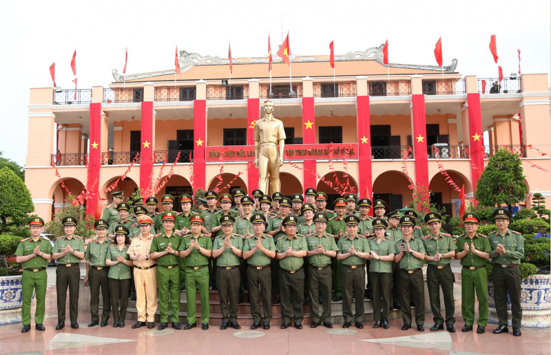 Đoàn Đảng ủy Công an Trung ương dâng hương, dâng hoa tưởng niệm Chủ tịch Hồ Chí Minh -1