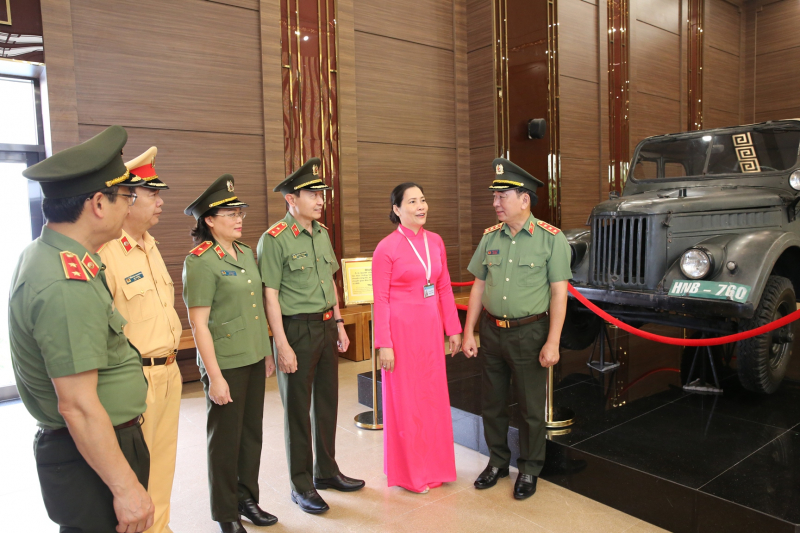 Đoàn Đảng ủy Công an Trung ương dâng hương, dâng hoa tưởng niệm Chủ tịch Hồ Chí Minh -1