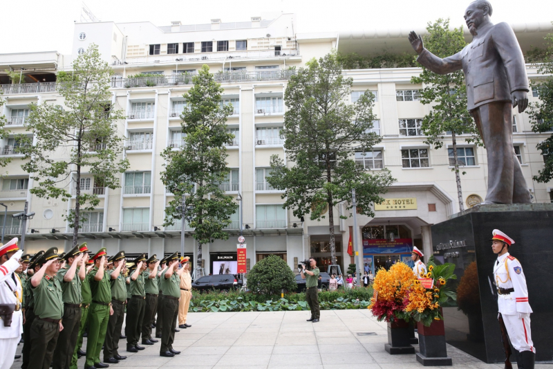 Đoàn Đảng ủy Công an Trung ương dâng hương, dâng hoa tưởng niệm Chủ tịch Hồ Chí Minh -1