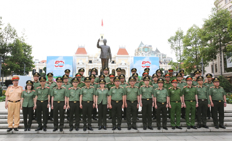 Đoàn Đảng ủy Công an Trung ương dâng hương, dâng hoa tưởng niệm Chủ tịch Hồ Chí Minh -2