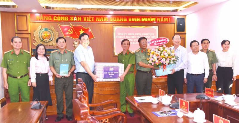 Lãnh đạo tỉnh Cà Mau động viên CBCS Công an bảo vệ đại lễ 30/4 -0