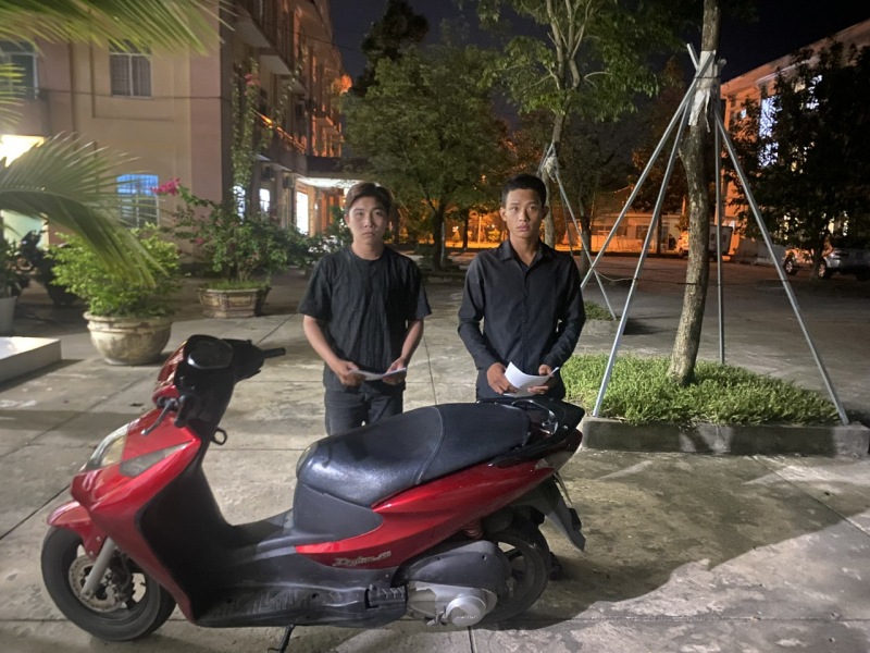 “Khóa tay” 2 tên cướp là nỗi ám ảnh của phụ nữ đi đường -0