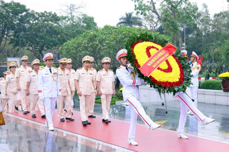 Lãnh đạo Đảng, Nhà nước, Bộ Công an vào Lăng viếng Chủ tịch Hồ Chí Minh -0