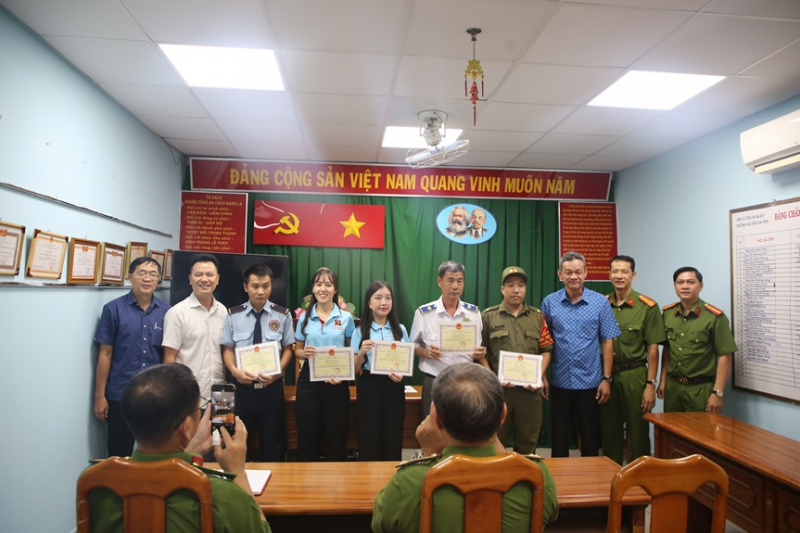 Cán bộ Agribank kịp thời ngăn chặn đối tượng sử dụng giấy tờ giả đến giao dịch -0