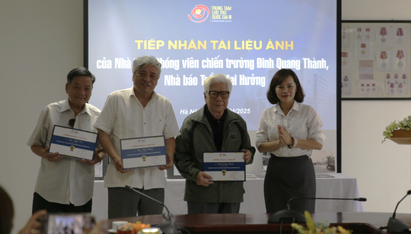 Tiếp nhận loạt tác phẩm nhiếp ảnh quý về ngày 30/4 của các nhà báo chiến trường -0