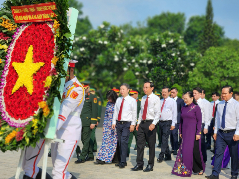 Lãnh đạo TP Hồ Chí Minh dâng hương tưởng niệm các Anh hùng Liệt sĩ -0