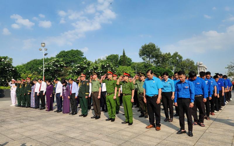 Lãnh đạo TP Hồ Chí Minh dâng hương tưởng niệm các Anh hùng Liệt sĩ -2