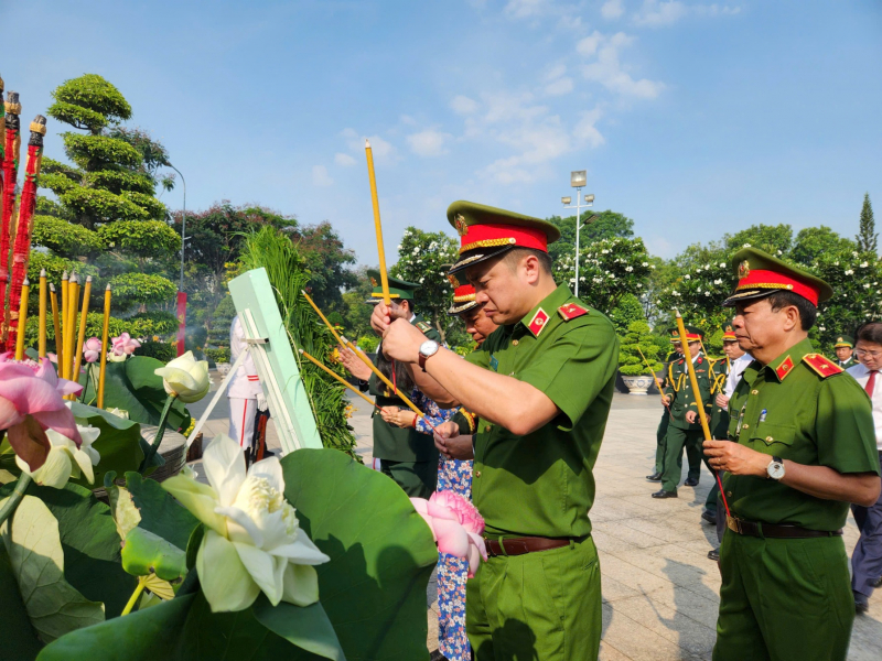 Lãnh đạo TP Hồ Chí Minh dâng hương tưởng niệm các Anh hùng Liệt sĩ -3