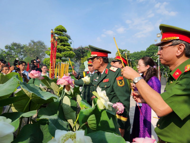 Lãnh đạo TP Hồ Chí Minh dâng hương tưởng niệm các Anh hùng Liệt sĩ -0
