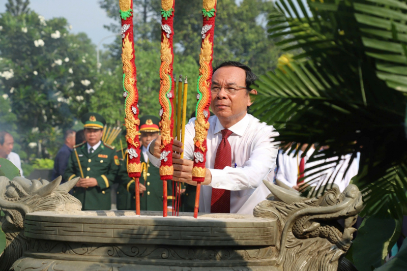 Lãnh đạo TP Hồ Chí Minh dâng hương tưởng niệm các Anh hùng Liệt sĩ -5