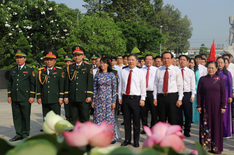 Lãnh đạo TP Hồ Chí Minh dâng hương tưởng niệm các Anh hùng Liệt sĩ -7