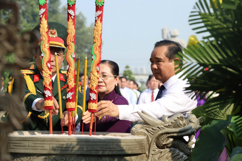 Lãnh đạo TP Hồ Chí Minh dâng hương tưởng niệm các Anh hùng Liệt sĩ -8