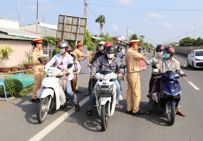 Công an Sóc Trăng hỗ trợ người dân về quê nghĩ Lễ 30/4 -0