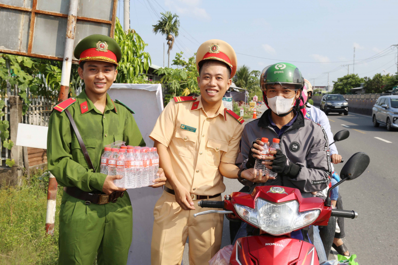 Công an Sóc Trăng hỗ trợ người dân về quê nghĩ Lễ 30/4 -0