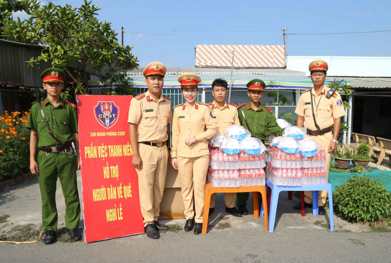 Công an Sóc Trăng hỗ trợ người dân về quê nghĩ Lễ 30/4 -4
