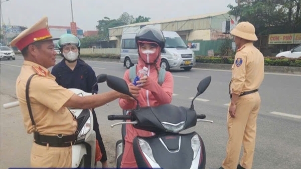 CSGT hỗ trợ người dân về quê nghỉ Lễ 30/4 -0