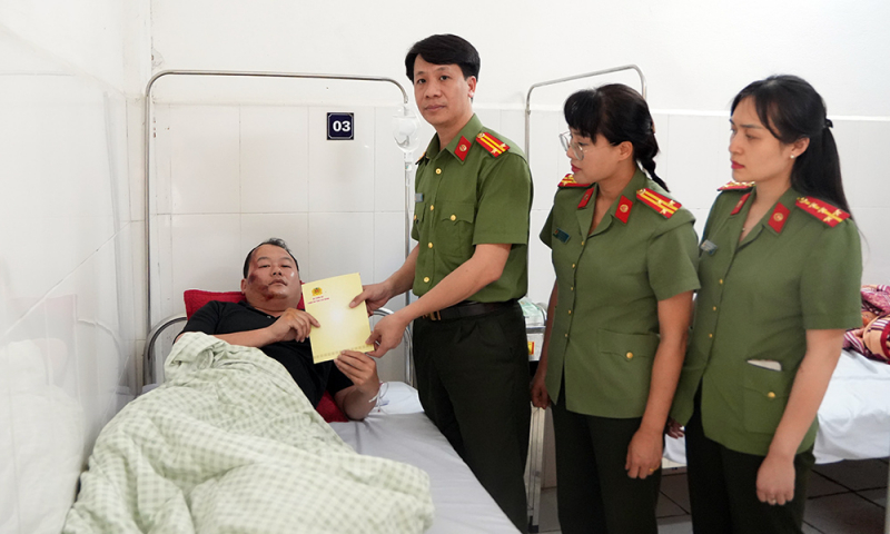 Thăm hỏi cán bộ Công an Cao Bằng bị thương khi làm nhiệm vụ -0