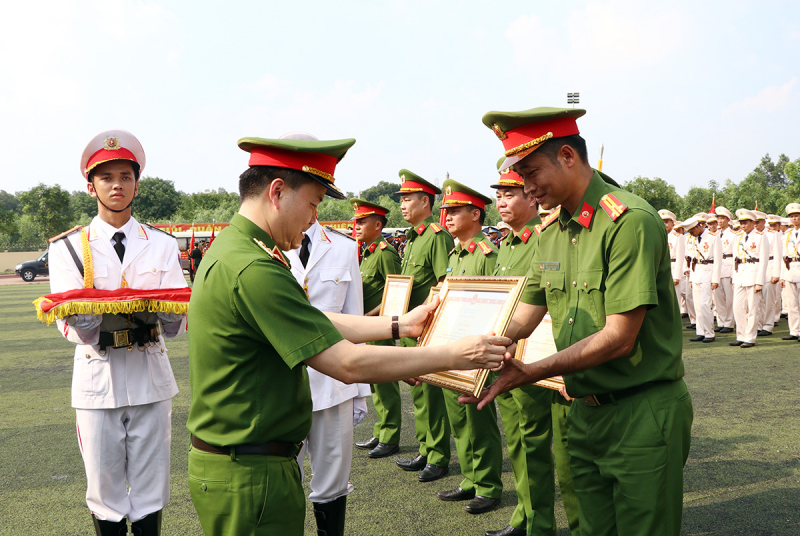 Khen thưởng hơn 2.700 tập thể, cá nhân xuất sắc trong công tác diễu binh, diễu hành Đại lễ 30/4
