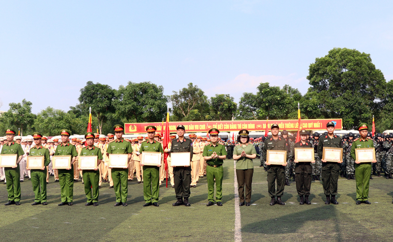 Khen thưởng hơn 2.700 tập thể, cá nhân xuất sắc trong công tác diễu binh, diễu hành Đại lễ 30-4 -0