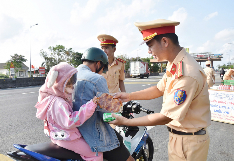 CSGT Bạc Liêu đội nắng tặng nước, bánh cho người dân về quê nghỉ Lễ  -1