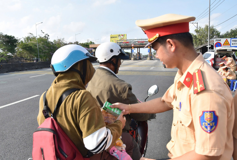 CSGT Bạc Liêu đội nắng tặng nước, bánh cho người dân về quê nghỉ Lễ  -2