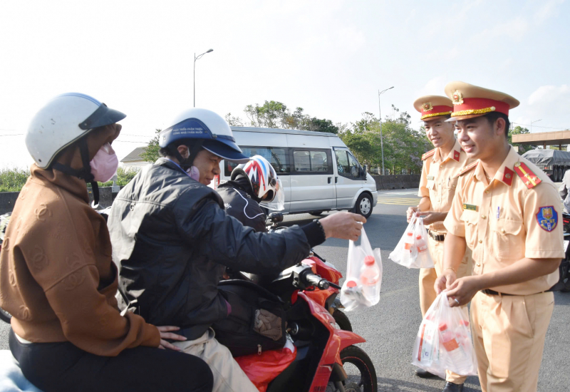 CSGT Bạc Liêu đội nắng tặng nước, bánh cho người dân về quê nghỉ Lễ  -3