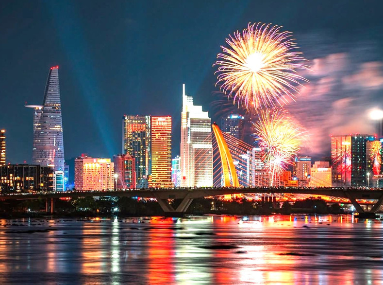 TP Hồ Chí Minh rộn ràng sắc màu nghệ thuật tối 30/4 -0