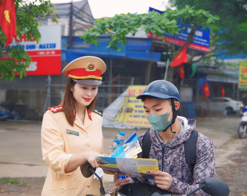 CSGT hỗ trợ người dân về quê nghỉ Lễ 30/4 -0