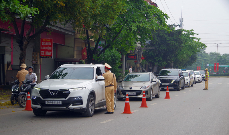 CSGT hỗ trợ người dân về quê nghỉ Lễ 30/4 -0