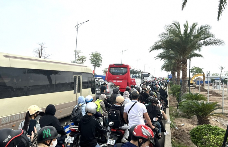 Du khách ùn ùn đổ về Hải Phòng dịp nghỉ lễ -0