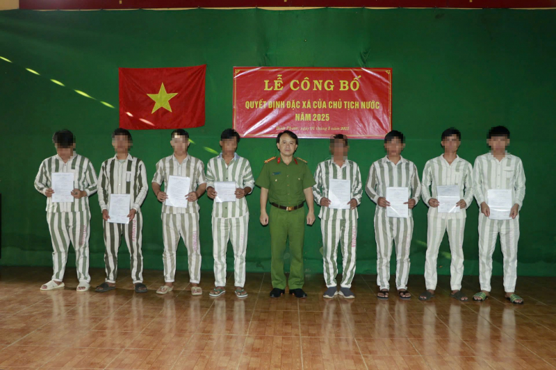 Phạm nhân vui mừng khi được đặc xá -0