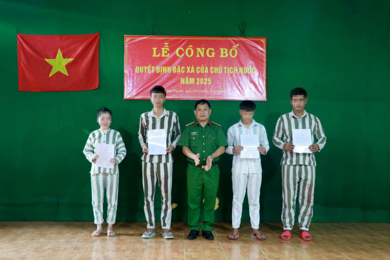 Phạm nhân vui mừng khi được đặc xá -0
