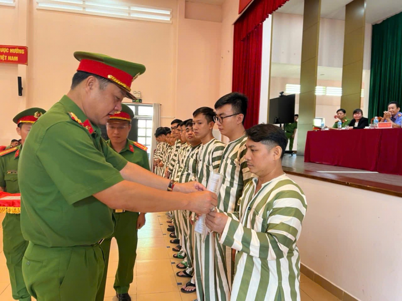 Các trại tạm giam Công an TP Hồ Chí Minh trao quyết định đặc xá cho gần 150 phạm nhân -0