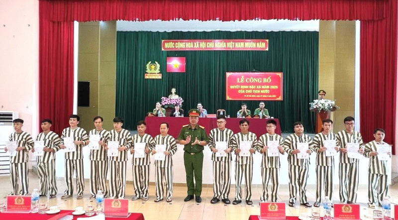 Các trại tạm giam Công an TP Hồ Chí Minh trao quyết định đặc xá cho gần 150 phạm nhân -1