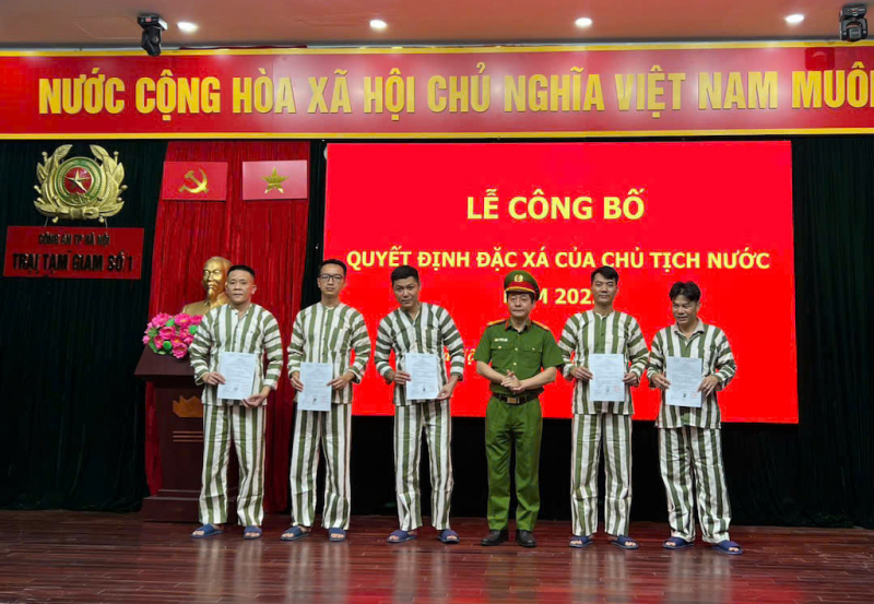 Công an Hà Nội công bố Quyết định đặc xá cho 139 phạm nhân dịp 30/4 -1