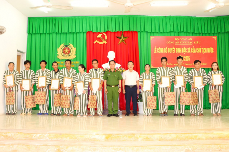 Niềm vui đặc ngày đặc xá ở miền Tây -0