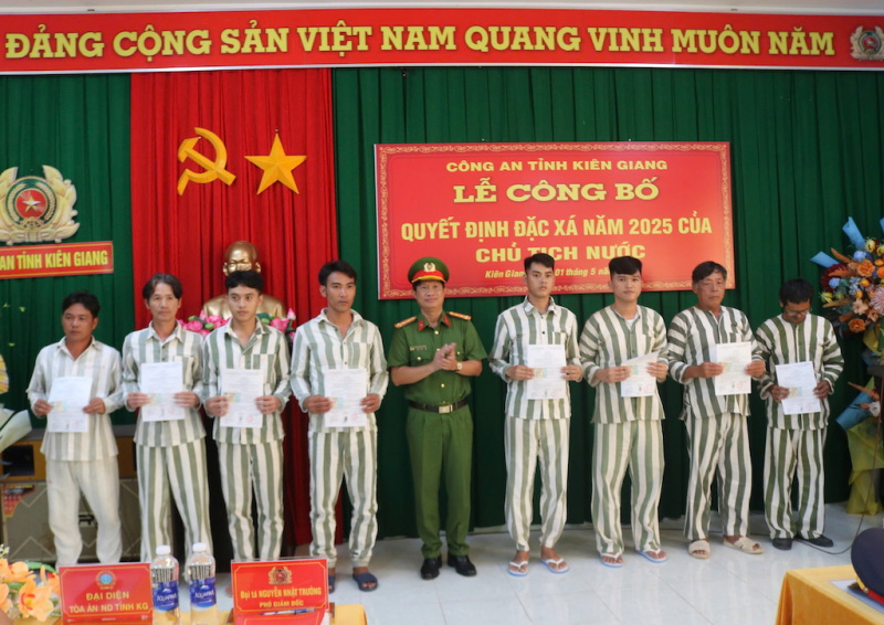 Niềm vui đặc ngày đặc xá ở miền Tây -5